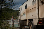 Schlechtes Wetter und "gravel roads" machten eine "Eigenwäsche" am Fluss nötig