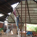 Rudi bringt die nächste Dachplatte nach oben