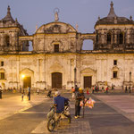 Und wird überragt von der riesigen Kahtedrale - ist zu groß geraten....