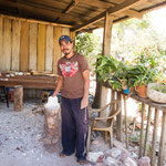 ....der stolze Steinmetz stellt alle seine Verkaufsprodukte selbst her.....