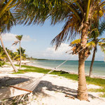 ....und tollem weißen Sand mit türkisblauem Wasser - Karibik eben....