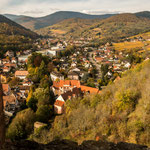 liegt mitten in riesigen Weinbergen...