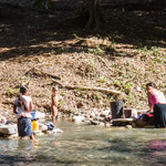 .....die Flüsse sind immer auch Waschplatz....