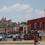 Im Hintergrund thront die Kirche "Santuario de Nuestra Senora de los Remedios" auf der "Pyramide Tepanapa"