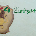 ....mit dem Zunftzeichen an der Wand....