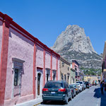 Der "Monolith" im Hintergrund lockt die Besucher an