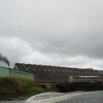 Die Zuckerfabrik an einem Seitenarm des Flusses