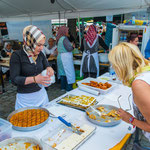 ....Rita probiert all die verschiedenen Köstlichkeiten....