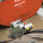 .....und überwinden die Schleusenhöhe mittels Zahnradantireb....