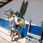 Zwei deutsche Sozialhelfer arbeiten an der neuen Dorfschule mit....