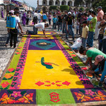 ....mit Schablonen und buntem Sägemehl werden dies Kunstwerke geschaffen.....