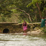 Frauen sahen wir viel am Fluss.....