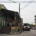 ....den Nahverkehr regelt er mit neuesten "hochmodernen" Bussen - leider aus USA....