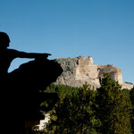 Crazy Horse vorne als Modell und hinten in Originalgröße