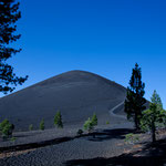 Auf den "Cinder Cone" - 2.105 m - geht es extrem steil auf Asche hoch...
