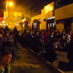 ....tausende knien in den Strassen.....