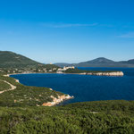 Die liebliche Küste an dieser Bucht