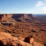 links eine "mesa" und vorne ein zerfurchter Canyon