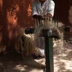 die uralte Methode der Mayas die Sisalfasern zu bearbeiten....