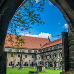 der hier auch begraben liegt