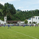 ....Mitten im Ort der Fussballplatz und sonntäglich bespielt.....