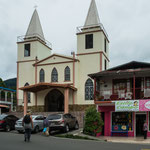 ....diese katholische Kirche ist von 10 protestantischen umringt.....