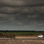 ....sogar mit Tiefladern wird Zuckerrohr geerntet