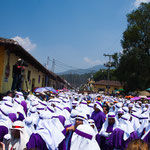 ....eine wogende Menschenmasse zieht durch die Strassen....