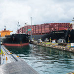 ....Containerschiffe wie Hochhäuser.....