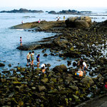 ....und hat viele felsige Strände....