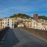 Die Fussgängerbrücke und ganz hinten das Castello