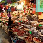 ....vor lauter Waren sieht man den Verkäufer nicht.