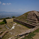 .....hinter der Pyramide im Tal liegt das heutige Oaxaca