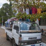 Erfinderisch: der Mazda und der Baum als Wäscheständer.