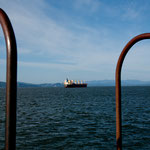 Riesige Ozeandampfer fahren den Columbia hoch