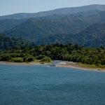 Der Klamath kommt aus diesen Bergen im Hintergrund