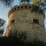 Dieser Turm mit seiner verzierten Borte ist besonders schön