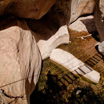 ...hier nur mittels Hängebrücke passierbar....