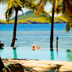 dieser Herr liest sein Buch im Pool