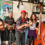 Überall life bands - aber nichts geht mehr ohne harte Devisen