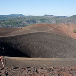 ....Blick in den Krater - man kann auch runtersteigen...