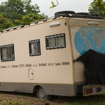 Der alte Fiat steckte tief im Dreck....