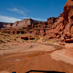 hier geht es durch ein Bachbett - kaum noch Strasse zu erkennen