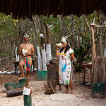 Empfang an der Cenote durch eine Mayafamilie in historischem "Aufzug"....