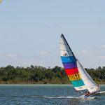 ....der Katamaran flitzt auf einer "Kufe" übers Wasser...