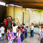 ....um Rudis "Papierflieger" wird gerauft.....