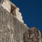 Dieser Ring für das pre-historische Ballspiel hat mindestens 1m Durchmesser.....