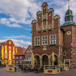 Die farbenfrohe Kirche setzt ein architektonisches highlight in Meppen...