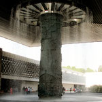 diese imposante Säule trägt frei ein riesiges Dach