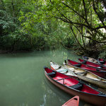 Die Boote für die Höhlenerkundung....